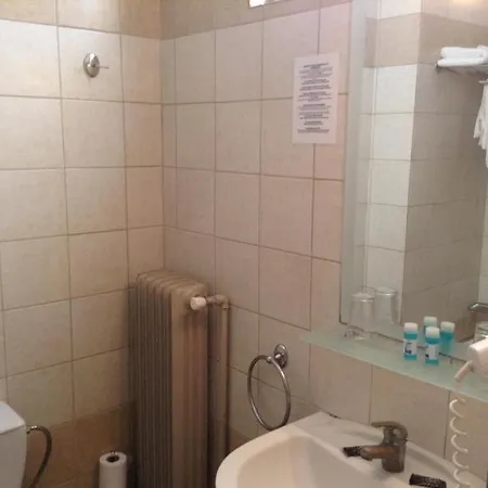 Alexandros فندق 3*